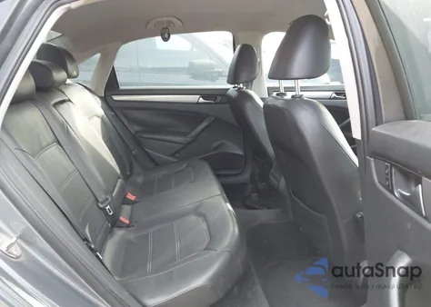 2015 Volkswagen Passat 1.8T Wolfsburg Edition z USA, uszkodzony, nr VIN 1VWAT7A38FC036942